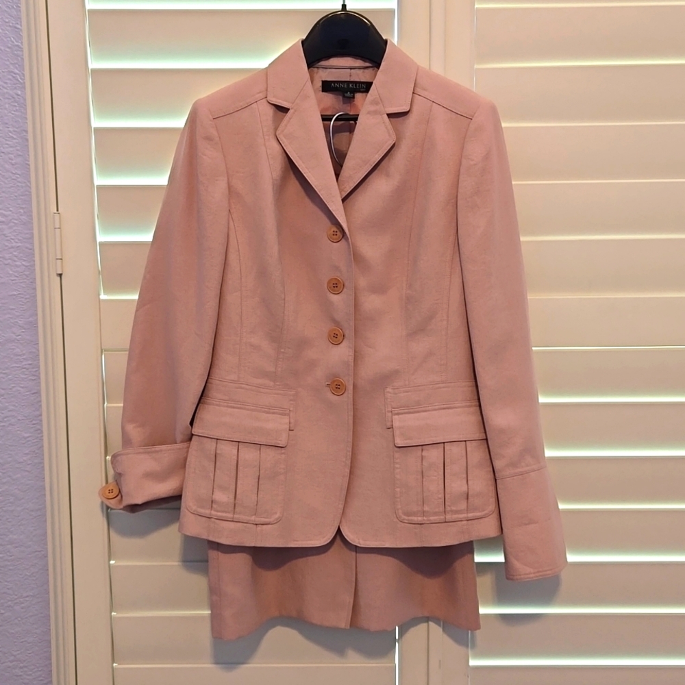 Anne Klein 2piece suit. size 2.
